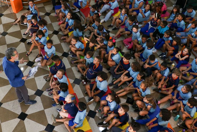 Fabio Rodrigues-Pozzebom/ Agência Brasil Brasília, 09/10/2023 O projeto Lê Pra Mim, de incentivo à leitura de livros infantis brasileiros, tem início no Museu dos Correios, em Brasília. Esta nova temporada na capital do país vai até quarta (11) e faz parte das comemorações pelos 360 anos dos Correios. O ator Paulo Betti e o jornalista Fábio William fizeram a abertura do evento. Foto: Fabio Rodrigues-Pozzebom/ Agência Brasil