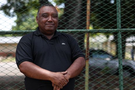 Marcelo Camargo/Agência Brasil Brasília (DF), 26/10/2025 - Francisco Gilvan aguarda a abertura dos portões para realização da Prova Nacional Docente. Foto: Marcelo Camargo/Agência Brasil