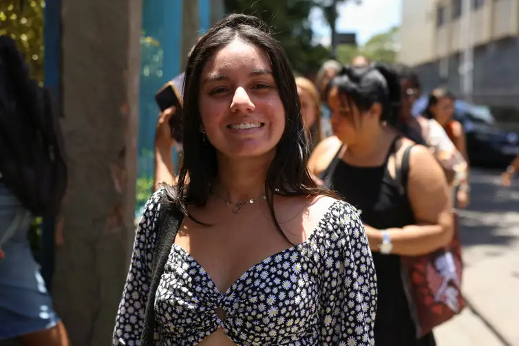 Tomaz Silva/Agência Brasil Rio de Janeiro (RJ), 26/10/2025 – A recém-formada em letras, Fernanda Lima Figueiredo da Silva em frente ao Colégio Estadual Julia Kubitschek para a realização Prova Nacional do Docente (PND), no centro do Rio de Janeiro. Foto: Tomaz Silva/Agência Brasil