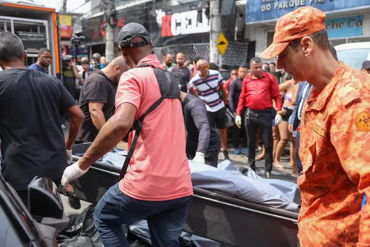 Tomaz Silva/Agência Brasil Rio de Janeiro (RJ), 29/10/2025 - Dezenas de corpos são trazidos por moradores para a Praça São Lucas, na Penha, zona norte do Rio de Janeiro. Operação Contenção.
Foto: Tomaz Silva /Agência Brasil