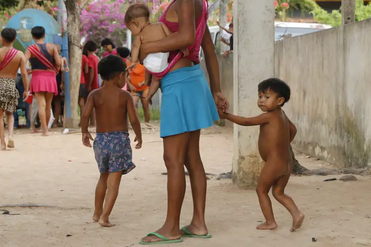 Fernando Frazão/Agência Brasil Yanomamis aguardam por familiares nos arredores do Hospital de Campanha que presta atendimento aos indígenas em situação de emergência em Boa Vista.