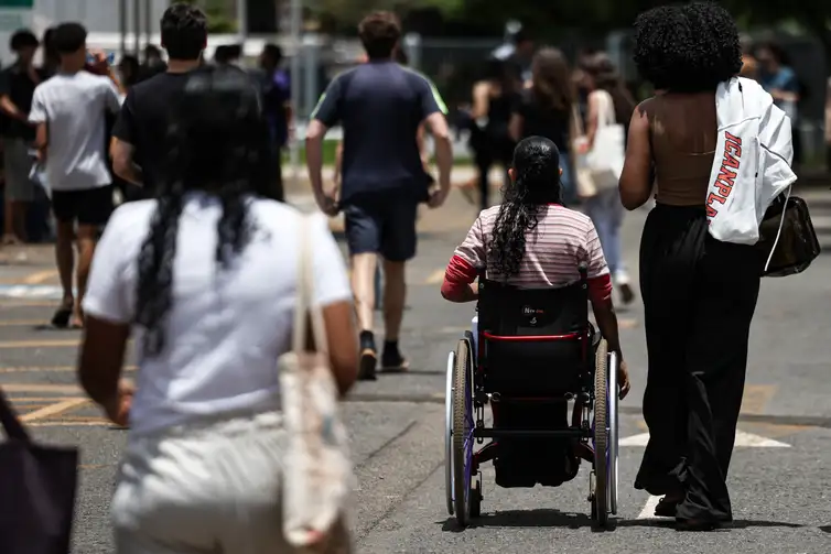 Brasília (DF), 16/11/2025 - Candidatos comparecem a local de prova para realização do segundo dia do Exame Nacional do Ensino Médio (Enem) 2025. Foto: Marcelo Camargo/Agência Brasil