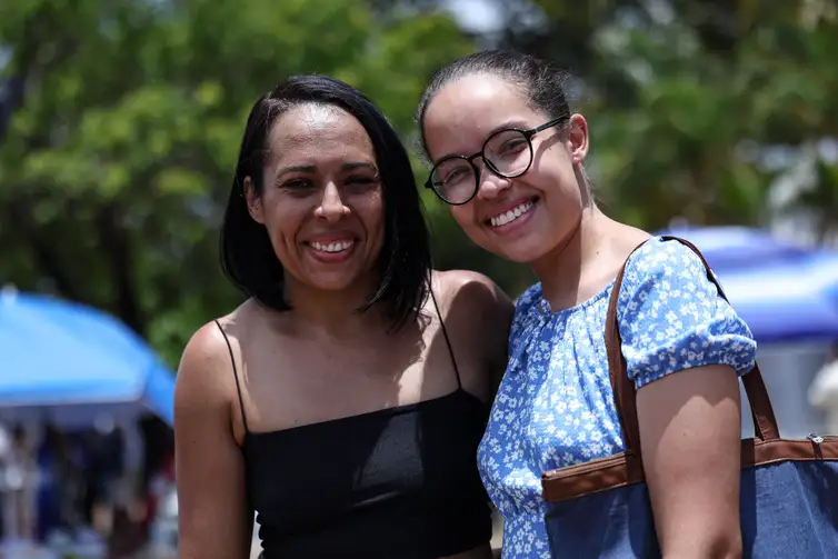 Brasília (DF), 16/11/2025 - Kris de Jesus e a filha, Luiza de Jesus Matos, durante entrevista antes da realização do segundo dia do Exame Nacional do Ensino Médio (Enem) 2025. Foto: Marcelo Camargo/Agência Brasil