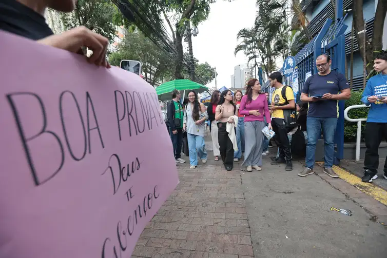 Paulo Pinto/Agência Brasil São Paulo (SP), 09/11/2025 - Estudantes no primeiro dia de provas do ENEM na UNIP Vergueiro em São Paulo. Foto: Paulo Pinto/Agência Brasil.