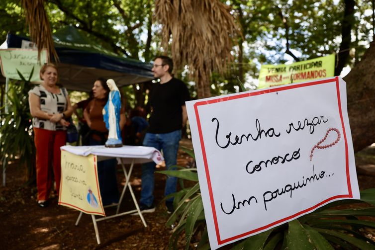 Fabio Rodrigues-Pozzebom/ Agência Brasil Brasília, DF 09/11/2025 - O grupo de oração Legião de Maria, da Paróquia Nossa senhora das Dores, do Cruzeiro Velho, cidade satélite de Brasília, oferece benção e oração para candidatos que irão fazer a prova desse primeiro dia de prova do Enem Foto: Fabio Rodrigues-Pozzebom/ Agência Brasil