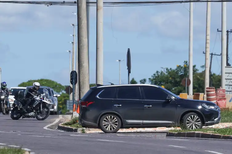 Brasília (DF), 24/12/2025 - Comboio saído da polícia federal com o ex-presidente Jair Bolsonaro com destino ao Hospital DF Star, onde será realizado uma cirurgia de hérnia inguinal e tratar de um soluço persistente. Hoje (24), Bolsonaro fará exames pré-operatórios. O procedimento cirúrgico será realizado amanhã (25). A internação deve durar de cinco a sete dias, segundo os advogados do ex-presidente.
Foto: Marcelo Camargo/Agência Brasil
