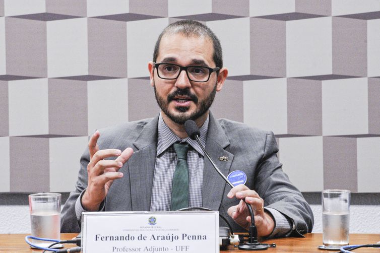 Edilson Rodrigues/Agência Senado Comissão de Educação, Cultura e Esporte (CE) realiza audiência pública interativa para debater o programa Escola sem Partido. Entre os convidados, a subprocuradora-geral da República, Deborah Duprat Pereira; professores da Unicamp e da UFF; e as presidentes da UNE e Ubes.
Em pronunciamento, professor adjunto da Universidade Federal Fluminense (UFF), Fernando de Araújo Penna.
Foto: Edilson Rodrigues/Agência Senado
