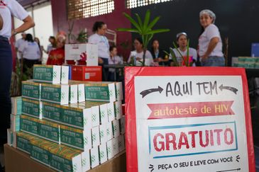 Brasília (DF) 12/12/2025 - Mobilização em Brasília no Dia Mundial de Combate à Aids oferece testagem rápida para HIV, distribuição de autotestes, orientações sobre ISTs e saúde sexual  Foto: Fabio Rodrigues-Pozzebom/ Agência Brasil