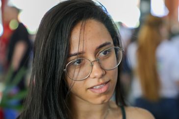 Brasília (DF) 12/12/2025 - Mobilização em Brasília no Dia Mundial de Combate à Aids oferece testagem rápida para HIV, distribuição de autotestes, orientações sobre ISTs e saúde sexual. A veterinária Juliana Mendes, fala com a Agência Brasil    Foto: Fabio Rodrigues-Pozzebom/ Agência Brasil