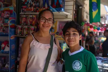 Tomaz Silva/Agência Brasil Rio de Janeiro (RJ), 23/12/2025 – A mãe e o filho, Simone Reis Rodrigues e Benjamin Reis Rodrigues fazem compras na antevéspera de Natal na Saara, na região central do Rio de Janeiro. Foto: Tomaz Silva/Agência Brasil