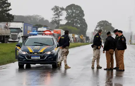 Reuters/Rodolfo Buhrer/Direitos reservados Bloqueio de caminhões em rodovias federais em Curitiba.