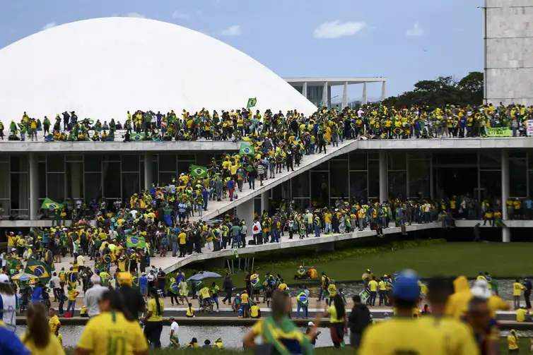 08.01.2023-Manifestantes invadem Congresso, STF e Palácio do Planalto.