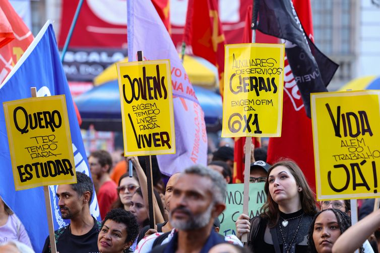 Rio de Janeiro (RJ), 01/05/2025 – Ato do Dia do Trabalhador pede o fim da escala 6x1 e melhores condições de trabalho e renda, na Cinelândia, no centro da capital fluminense. Foto: Tomaz Silva/Agência Brasil