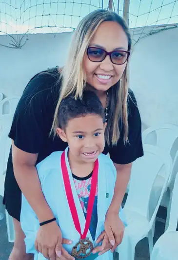 Rio de Janeiro (RJ), 09/01/2026 - Brasileiros vão reaproveitar material escolar na volta às aulas 2026. Priscila Alves e o seu filho Carlos. Foto: Priscila Alves/Arquivo Pessoal