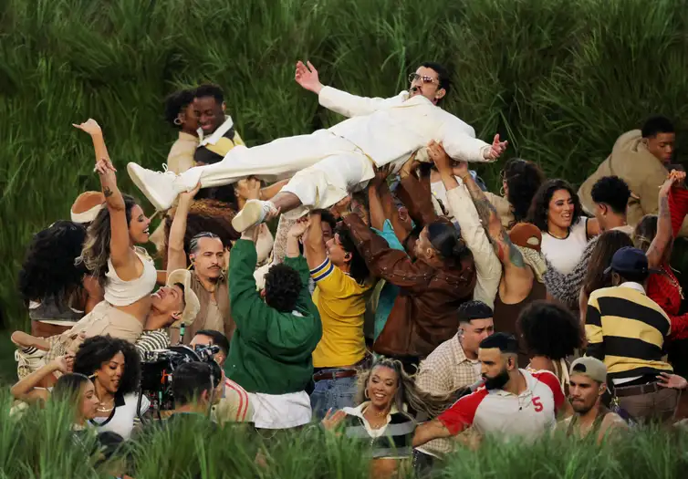 Reuters/Carlos Barria/Proibida reprodução Super Bowl LX - Half-Time Show - New England Patriots v Seattle Seahawks - Levi's Stadium, Santa Clara, California, United States - February 8, 2026 Bad Bunny performs during the halftime show REUTERS/Carlos Barria TPX IMAGES OF THE DAY