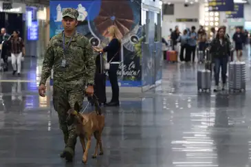 REUTERS/Luis Cortes - Proibido reprodução A member of the Mexican Navy K9 unit patrols Benito Juarez International Airport after authorities reinforced security following roadblocks and arson attacks carried out by organized crime in several states, after a military operation in which a government source said Mexican drug lord Nemesio Oseguera, known as “El Mencho,” was killed in Jalisco state, in Mexico City, Mexico, February 22, 2026. REUTERS/Luis Cortes