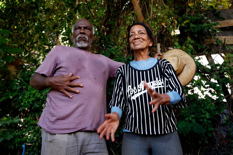 Tânia Rêgo/Agência Brasil Rio de Janeiro (RJ), 26/03/2026 - Tio Dadá e Tia Vera, cuidadores da horta comunitária do programa Hortas Cariocas, no Salgueiro. Hortas agroecológicas e ancestrais no Morro do Salgueiro, zona norte da cidade. Foto: Tânia Rêgo/Agência Brasil