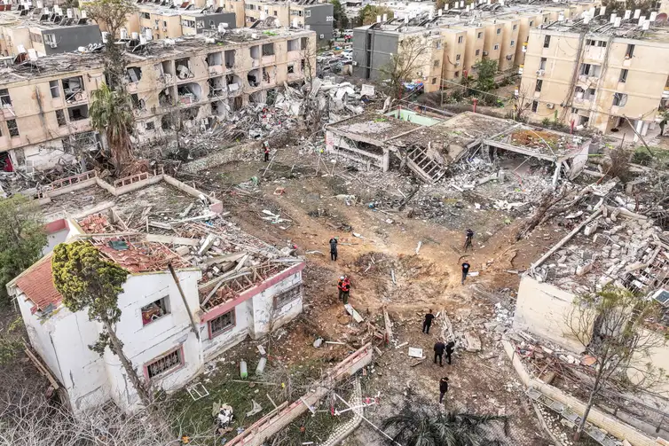 Reuters/Roei Kastro/Proibida reprodução A drone view shows a damage in a residential neighbourhood, following a night of Iranian missile strikes which injured dozens of Israelis, amid the U.S.-Israel conflict with Iran, in Dimona, southern Israel March 22, 2026. REUTERS/Roei Kastro TPX IMAGES OF THE DAY