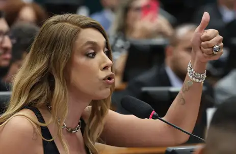 Lula Marques/Agência Brasil. Brasília-DF – 15/04/2026 – Reunião da Comissão de Constituição e Justiça (CCJ) da Câmara para leitura do relatório do deputado Paulo Azi da proposta de emenda à Constituição (PEC 221/2019) que reduz a jornada de trabalho a 36 horas. A oposição pediu vistas. (Deputada Erika Hilton) Foto: Lula Marques/ Agência Brasil.