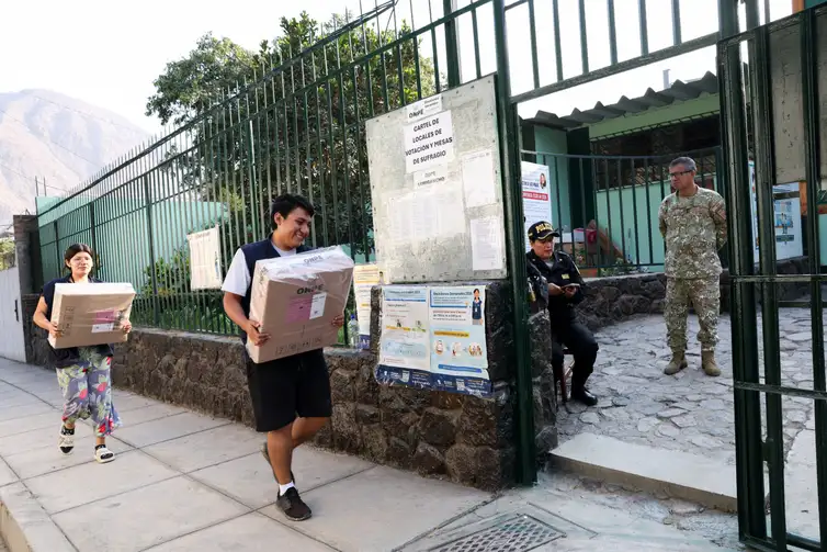 REUTERS/Manuel Orbegozo/Proibida reprodução Peruvian electoral workers distribute voting materials to polling stations, as police and military personnel stand guard, ahead of the April 12 general election, in Lima, Peru, April 11, 2026. REUTERS/Manuel Orbegozo