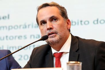 Valter Campanato/Agência Brasil Brasília (DF), 13/05/2026 - O ministro do Planejamento e Orçamento, Bruno Moretti, fala durante coletiva para anunciar novas ações de enfrentamento aos efeitos da guerra sobre o setor de combustíveis no Brasil. Foto: Valter Campanato/Agência Brasil