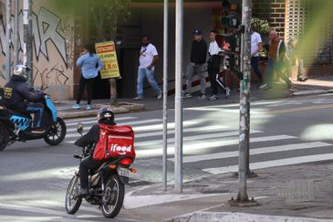 Rovena Rosa/Agência Brasil São Paulo (SP), 23/07/2025 - Motociclista entregador de comida pedida por aplicativo Ifood em Bela Vista. Foto: Rovena Rosa/Agência Brasil
