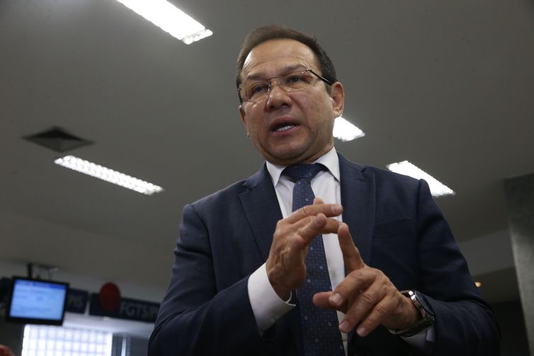 José Cruz/Agência Brasil Brasília - O vice-presidente de Habitação da Caixa, Nelson Antônio de Souza, fala sobre a liberação do pagamento das cotas do PIS para pessoas com idade superior a 70 anos (José Cruz/Agência Brasil)