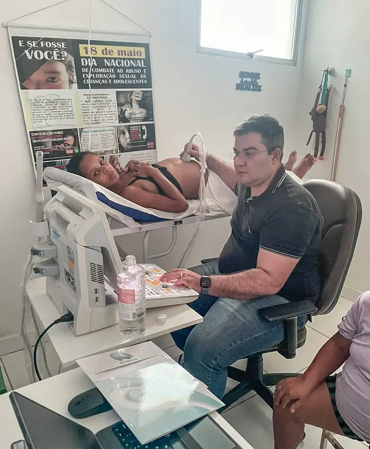 Renné Costa/Arquivo Pessoal Rio de Janeiro (RJ), 27/05/2026 – A mortalidade materna no Brasil está muito diferente do que foi há 20 anos. E a mudança foi para melhor. A análise é do enfermeiro obstétrico Renné Costa, membro do Conselho Federal de Enfermagem (Cofen).
Formação de enfermeiros obstétricos contribui para redução da mortandade materna.
Foto: Renné Costa/Arquivo pessoal