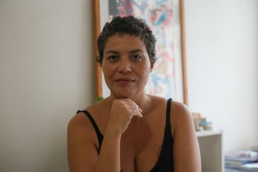 Rio de Janeiro, 30/04/2026 – A pesquisadora e doutoranda em planejamento urbano, Lizie Calmon posa para foto em sua casa, na Lapa, região central do Rio de Janeiro. Foto: Tomaz Silva/Agência Brasil