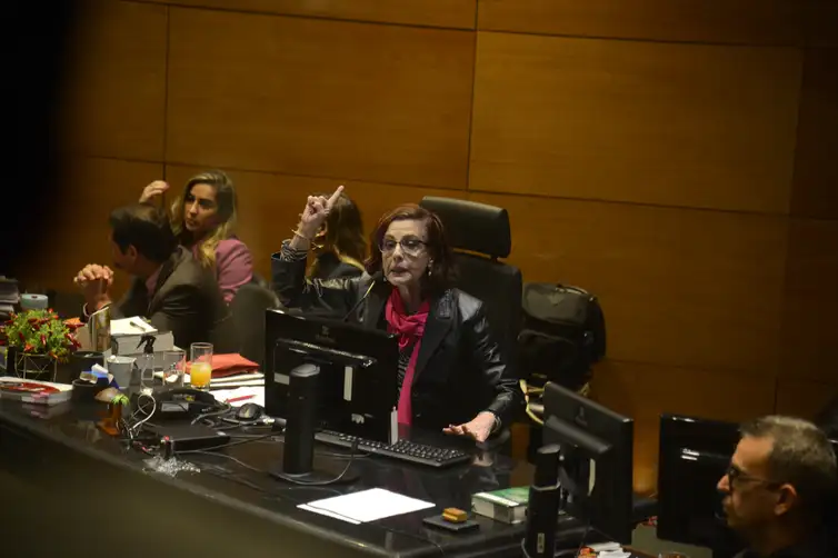 A juíza Elizabeth Louro durante interrogatório do ex-vereador Jairo Souza Santos Junior, o Dr. Jairinho, no caso Henry Borel no Tribunal de Justiça do Estado do Rio de Janeiro