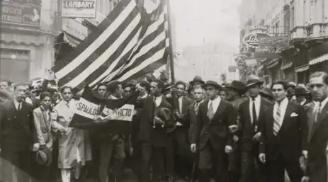 Manifestantes na Rua XV de Novembro, em São Paulo-SP, durante os protestos ocorridos em 23 de maio de 1932. Foto: Wikimedia Commons/ Divulgação
