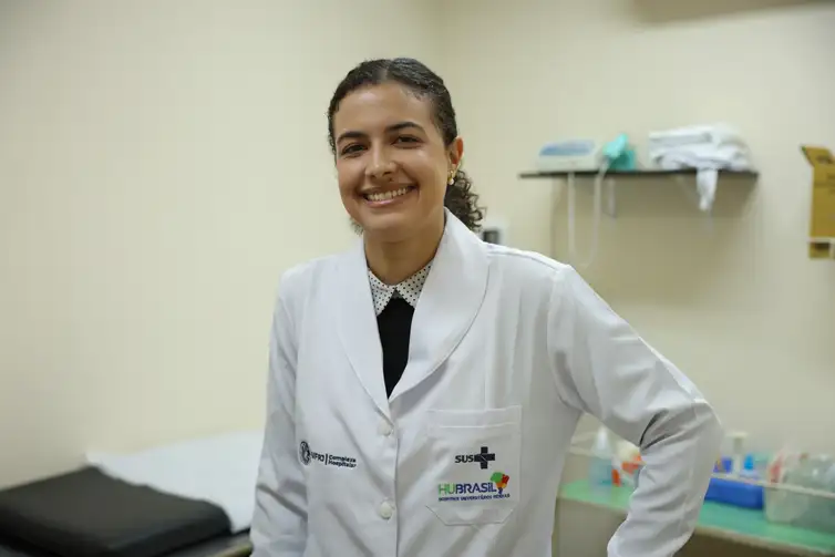 Tomaz Silva/Agência Brasil Rio de Janeiro (RJ), 26/05/2026 – A médica obstetra do ambulatório e maternidade da Maternidade Escola UFRJ, Gabriela Paiva posa para foto na instituição, na zona sul do Rio de Janeiro. Foto: Tomaz Silva/Agência Brasil