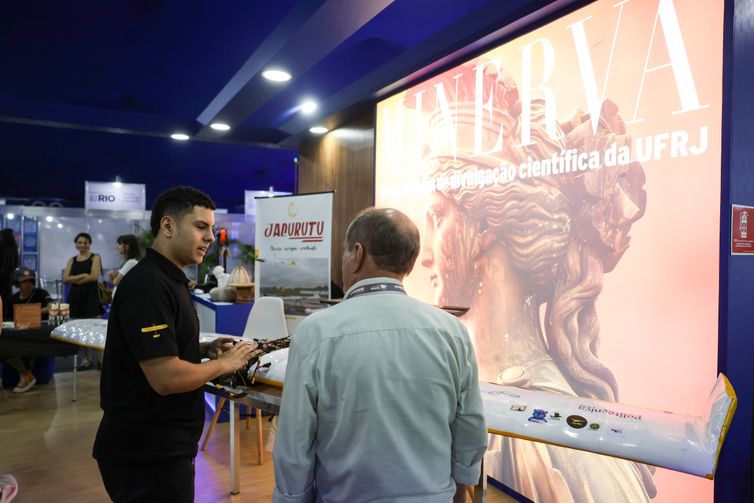 Rio de Janeiro (RJ), 29/07/2026 –O estudante de engenharia elétrica da Universidade Federal do Rio de Janeiro (UFRJ), Arthur chehablarmar apresenta trabalho na ExpoT&C, maior feira científica da América Latina durante a SBPC, na Universidade Federal Fluminense, em Niterói (RJ). Foto: Tomaz Silva/Agência Brasil