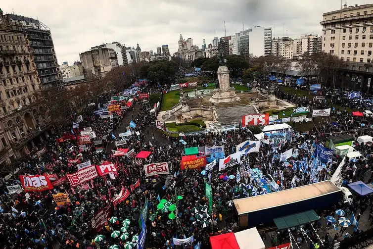 REUTERS/ AGÊNCIA DE NOTÍCIAS DA AMÉRICA LATINA/PROIBIDA REPRODUÇÃO Buenos Aires, Argentina ? In the photos, social, labor, political, and student groups, along with independent citizens, mobilized in Buenos Aires on August 6, 2026, against a controversial bill containing several initiatives regarding private property. The demonstration was called to express widespread public rejection of the chapter on the sale of land to foreigners within the proposed law on the