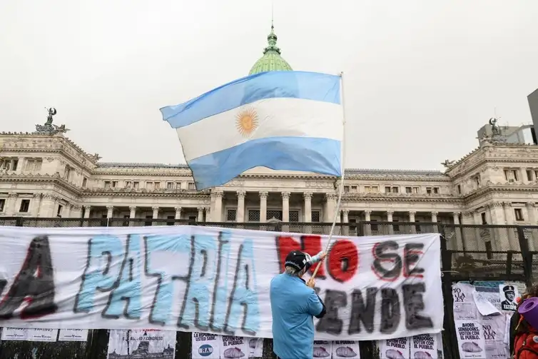 REUTERS/ AGÊNCIA DE NOTÍCIAS DA AMÉRICA LATINA/PROIBIDA REPRODUÇÃO Buenos Aires, Argentina ? In the photos, social, labor, political, and student groups, along with independent citizens, mobilized in Buenos Aires on August 6, 2026, against a controversial bill containing several initiatives regarding private property. The demonstration was called to express widespread public rejection of the chapter on the sale of land to foreigners within the proposed law on the