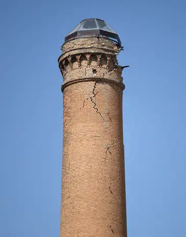 Reuters/Fermin Rodriguez/proibida reprodução Cracks on a damaged tower in the aftermath of an earthquake that struck southern Spain, in Granada, Spain, August 18, 2026. REUTERS/Fermin Rodriguez