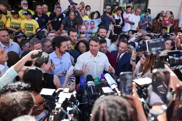 REUTERS/Amanda Perobelli/ Proibido reprodução Brazilian presidential candidate and senator Flavio Bolsonaro speaks to supporters as he visits the Sao Miguel Paulista Municipal Market (Mercado Municipal de Sao Miguel Paulista) during an election campaign in Sao Paulo, Brazil, August 20, 2026. REUTERS/Amanda Perobelli