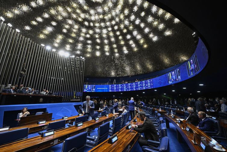 Plenário do Senado Federal durante sessão deliberativa ordinária. Ordem do dia.  

Na pauta, estão o PL 699/2023, que cria o Programa de Desenvolvimento da Indústria de Fertilizantes (Profert) e incentivos à produção nacional; o PL 429/2024, sobre custas judiciais na Justiça Federal; os PLs 1.872/2025 e 1.881/2025, que criam fundos para o MPU e a DPU; e o PL 3.289/2026, sobre leilões públicos para formação de estoques. 

Telão exibe, discurso, à tribuna, senador Sargento Reginauro (PSDB-CE).

Mesa: 
4º secretário da Mesa do Senado Federal, 
senador Laércio Oliveira (PP-SE);
senador Cid Gomes (PSB-CE);
presidente do Senado Federal, senador Davi Alcolumbre (União-AP); 
secretário-geral da Mesa do Senado Federal, Danilo Augusto Barboza de Aguiar. 

Foto: Carlos Moura/Agência Senado