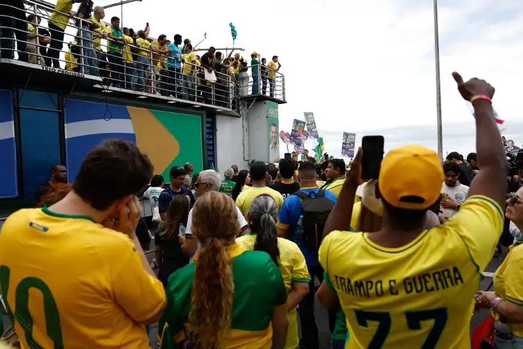 Fernando Frazão/Agência Brasil Rio de Janeiro (RJ), 16/08/2026 – Lançamento da campanha do senador Flávio Bolsonaro, candidato à presidência da República, com vice Alfredo Gaspar, em comício do Partido Liberal (PL) na praia de Copacabana. Foto: Fernando Frazão/Agência Brasil