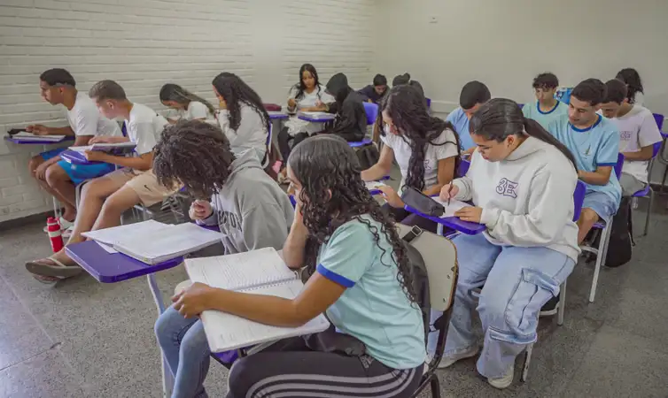 Rafa Neddermeyer/Agência Brasil Brasília (DF), 25/06/2026 – Alunos do ensino médio do CED 16, na Ceilândia, aproveitam o segundo semestre letivo para intensificar a preparação em sala de aula visando o Exame Nacional do Ensino Médio (Enem), vestibulares, Programa de Avaliação Seriada (PAS/UnB) e outros processos seletivos de ingresso no ensino superior
Foto: Rafa Neddermeyer/Agência Brasil